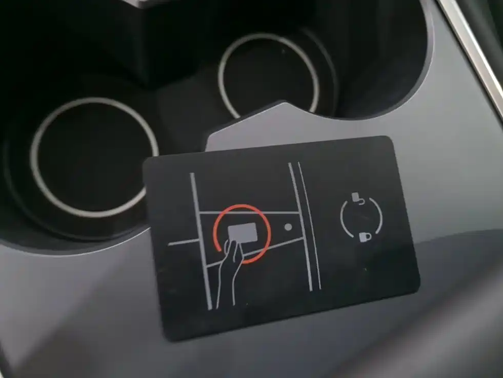 Tesla Model Y — миниатюра 9