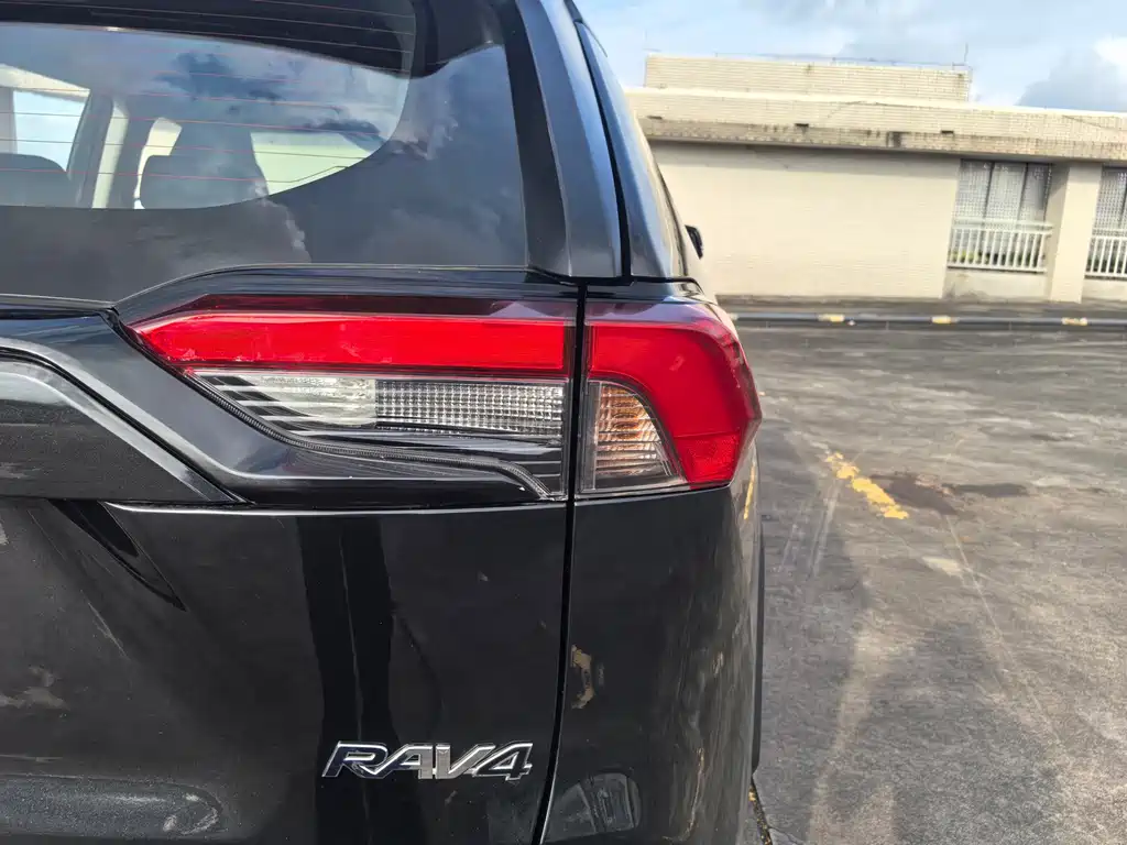 Toyota RAV4 — миниатюра 5