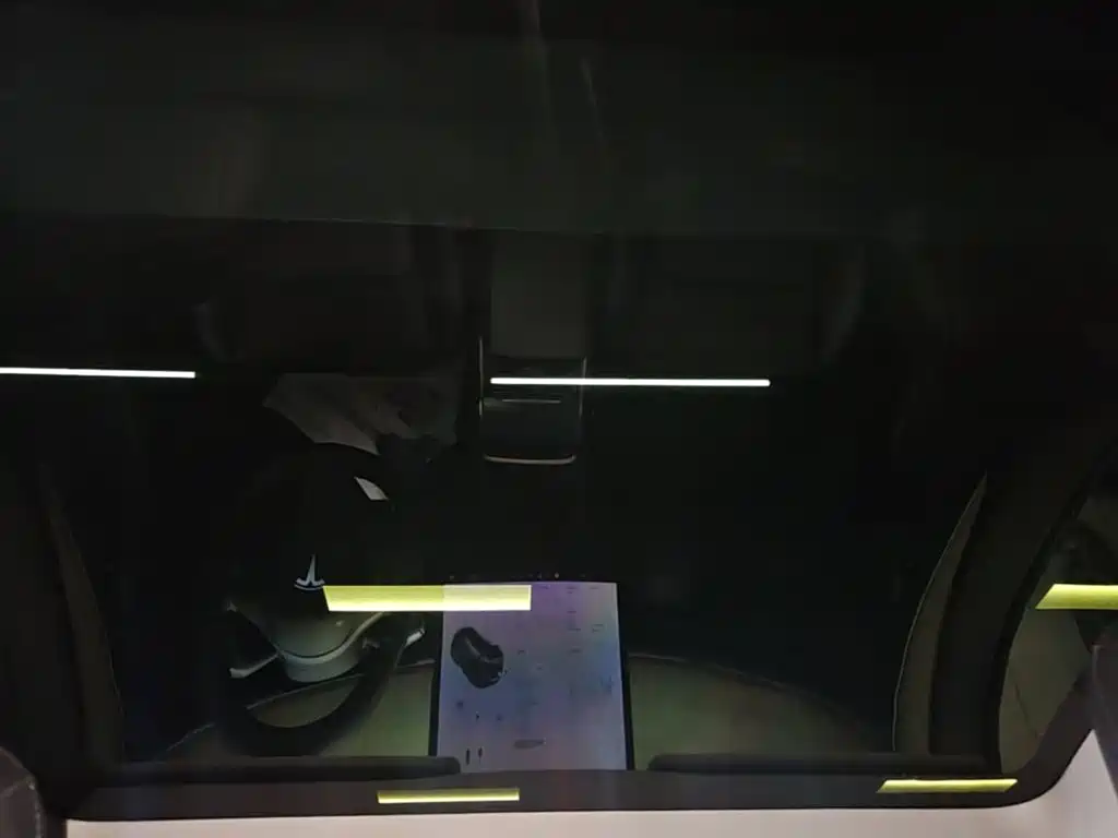 Tesla Model Y — миниатюра 18