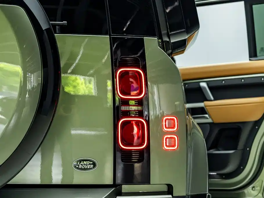 Land Rover Defender 2023 — фото 32
