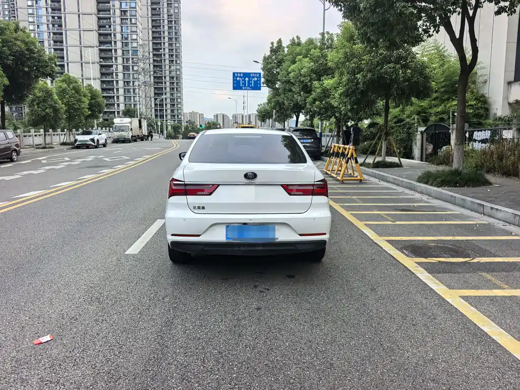 BYD Qin — миниатюра 5