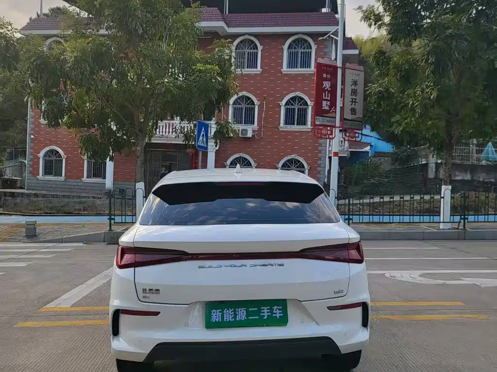 BYD E2