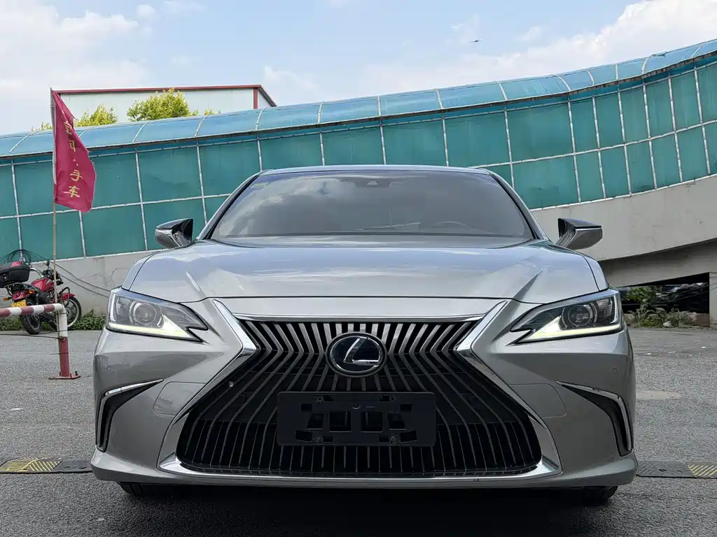 Lexus ES 2018 300h V
