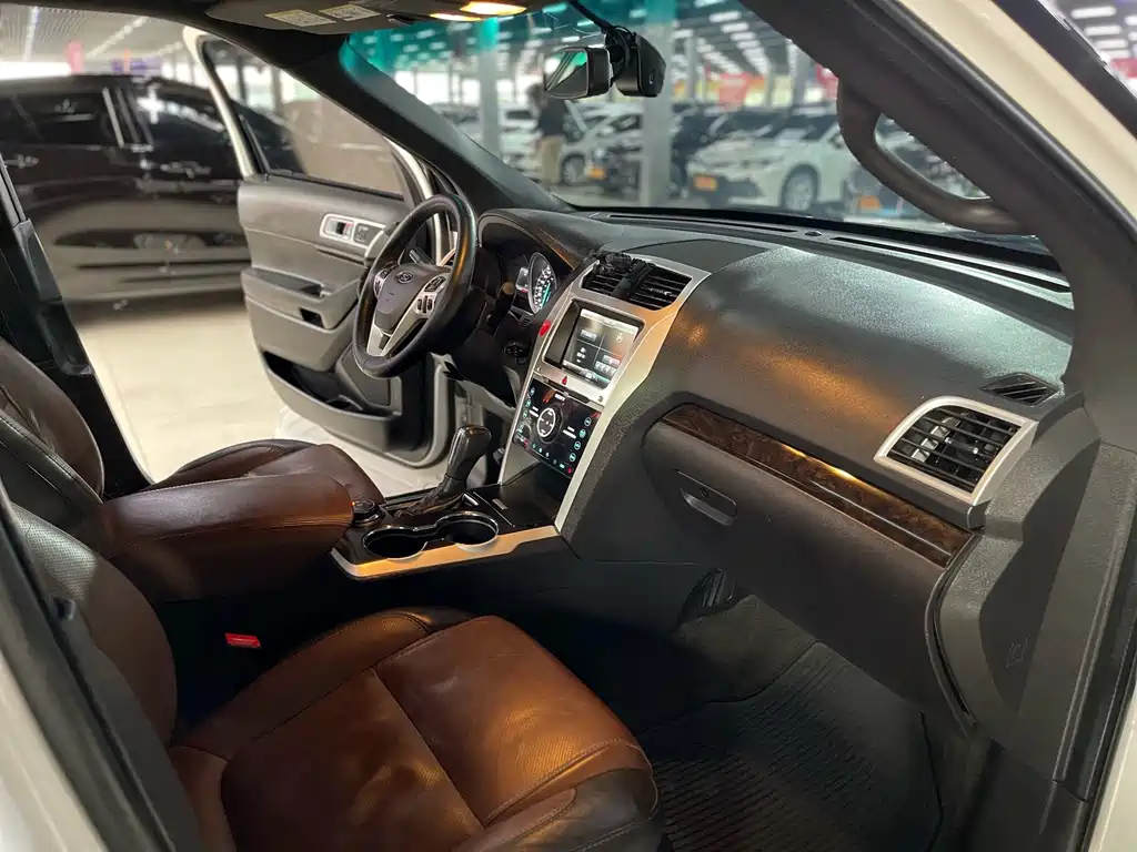 Ford Explorer (Import) — миниатюра 10