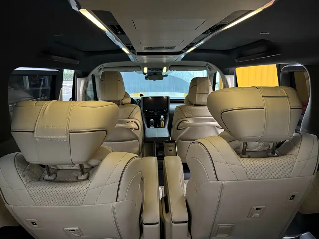 Toyota Alphard — миниатюра 9