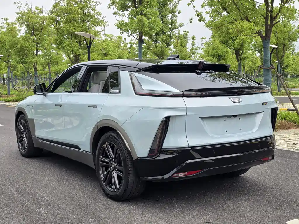 Cadillac IQ 2022 Luxury