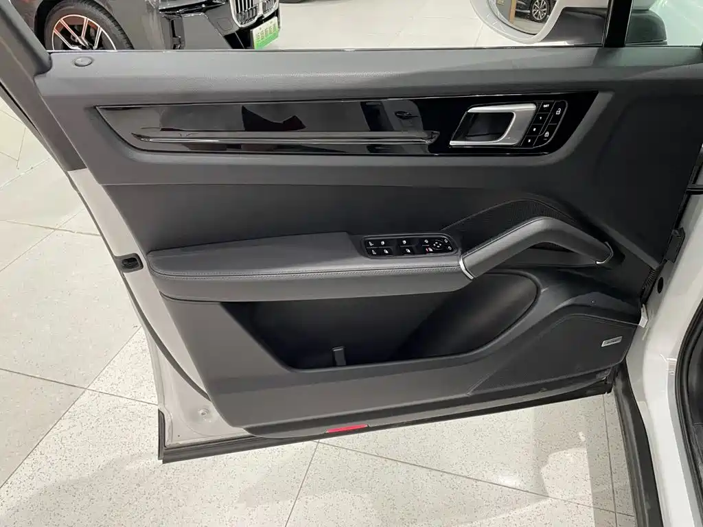 Porsche Cayenne — миниатюра 7