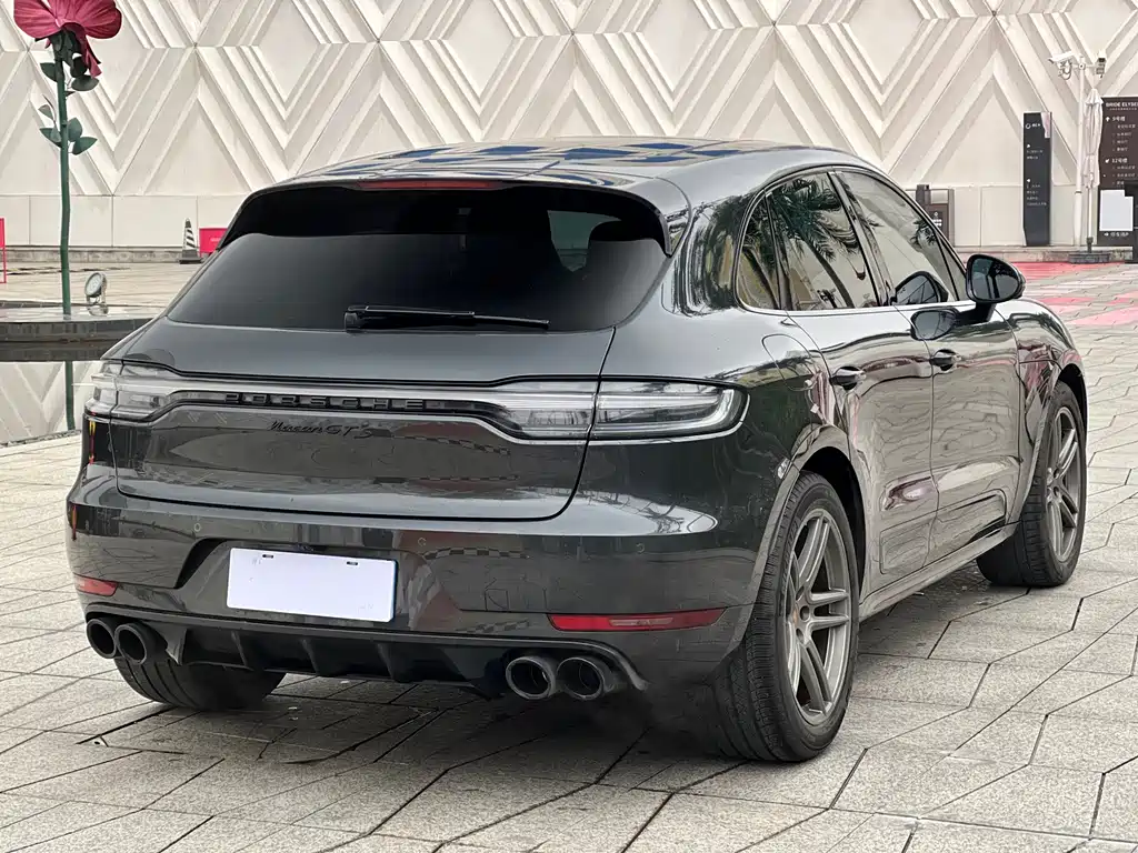 PORSCHE MACAN