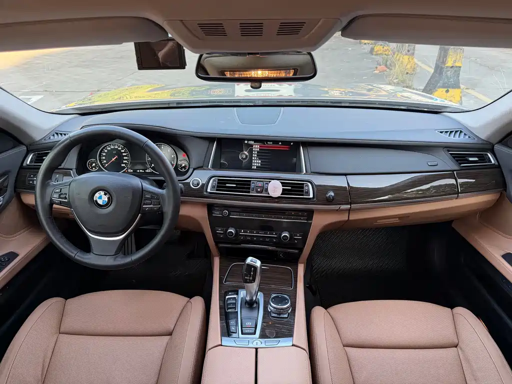 BMW 7 Series — миниатюра 5