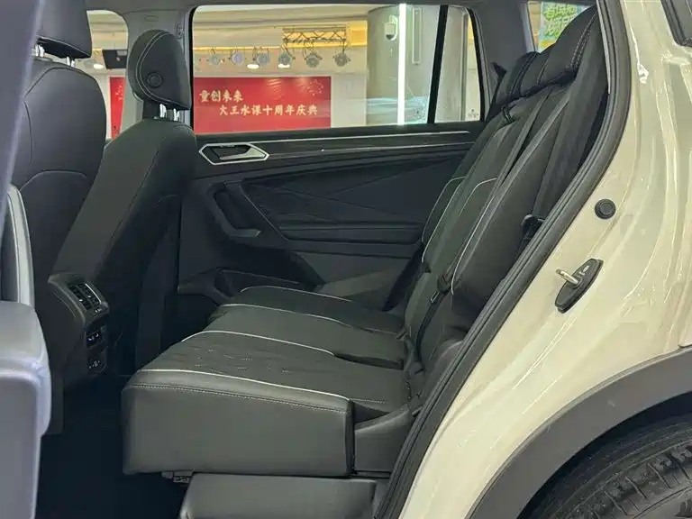 Volkswagen Tiguan L L 2022 380TSI AT R-Line 7 мест