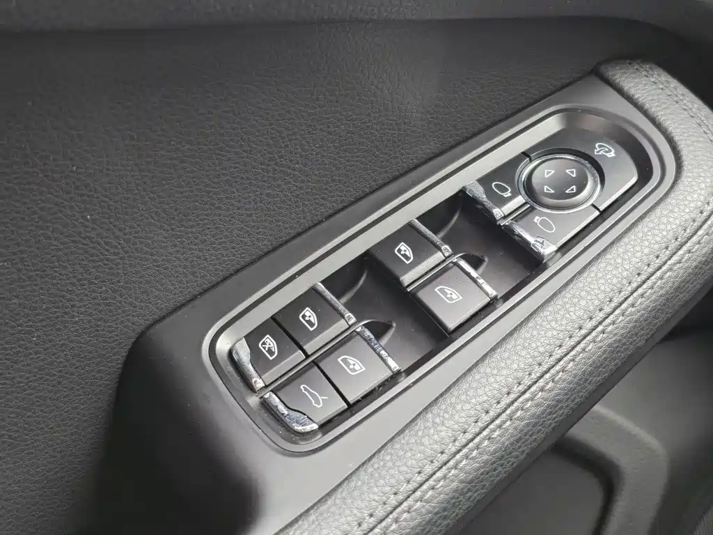 Porsche Macan — миниатюра 10
