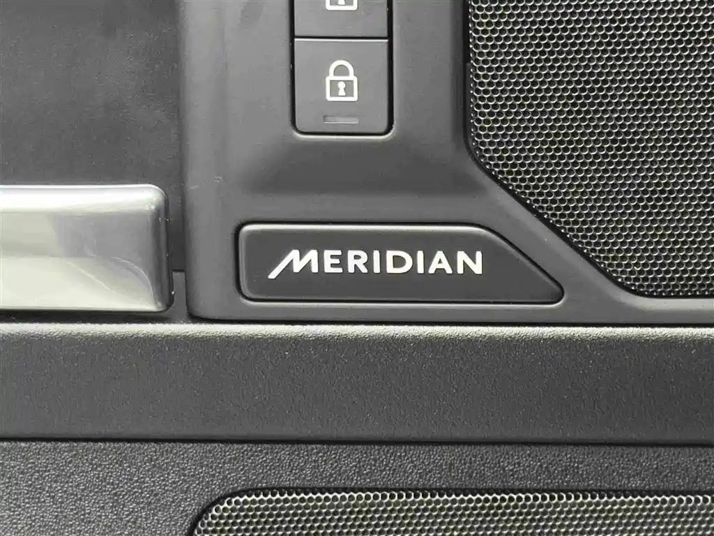 Land Rover Defender — миниатюра 17