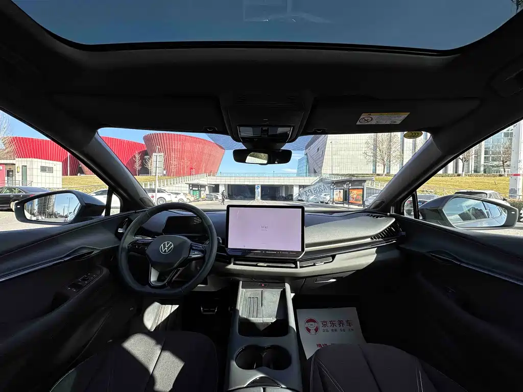 VOLKSWAGEN WITH THE CROWD 06