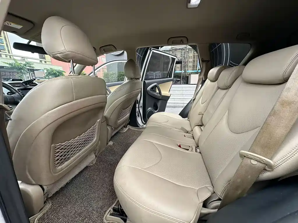 Toyota RAV4 — миниатюра 8