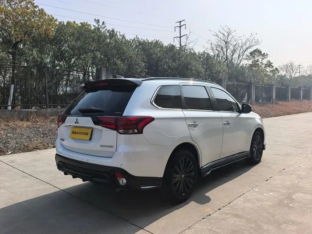 MITSUBISHI OUTLANDER