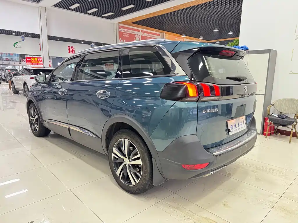 PEUGEOT 5008