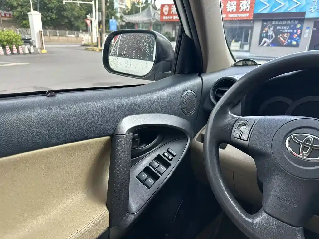 Toyota RAV4 — миниатюра 14
