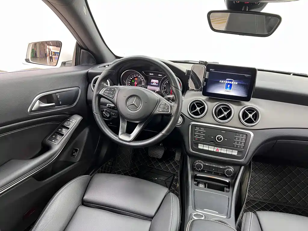 MERCEDES-BENZ CLA