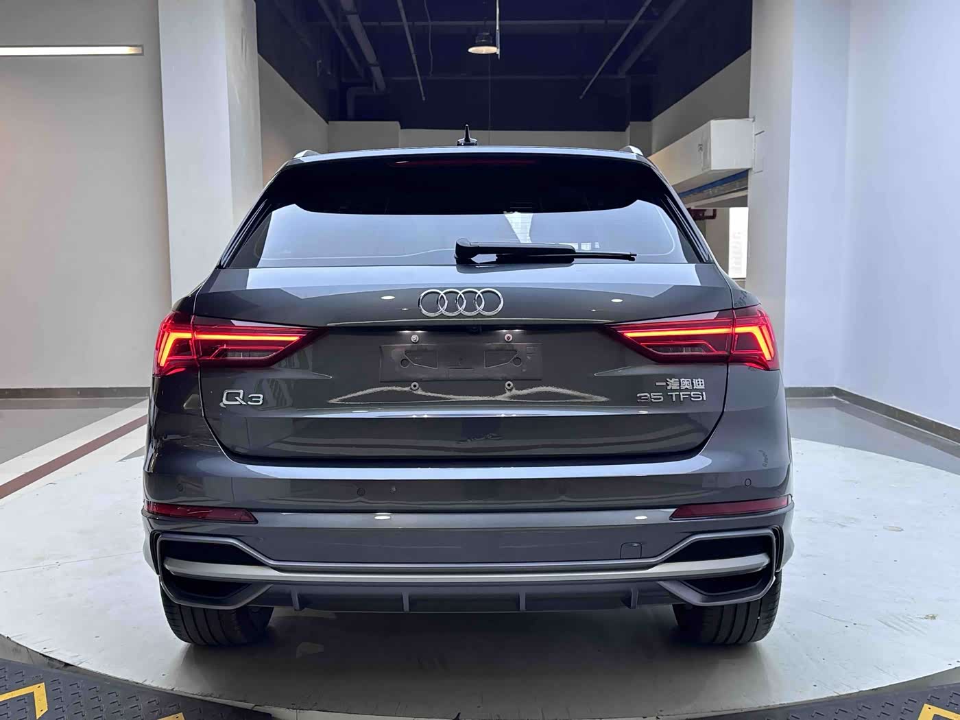 Audi Q3 1.4 л 2022 г. Серебристо-серый, пробег 35000 км