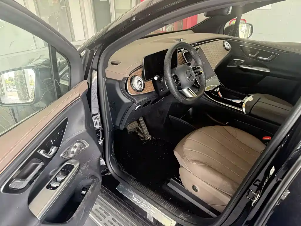 Mercedes-Benz EQE SUV — миниатюра 9