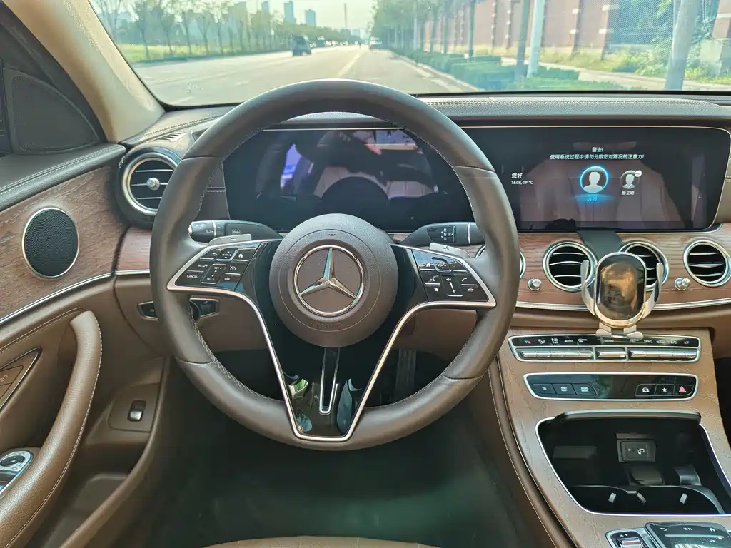 Mercedes-Benz E-Class — миниатюра 31