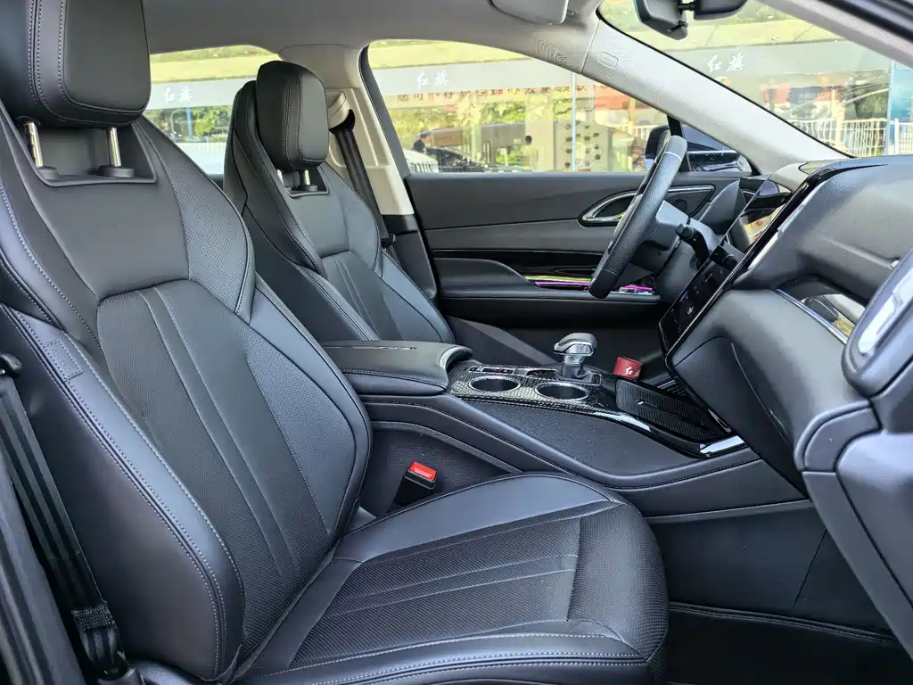 RED FLAG HONGQI HS3 PHEV