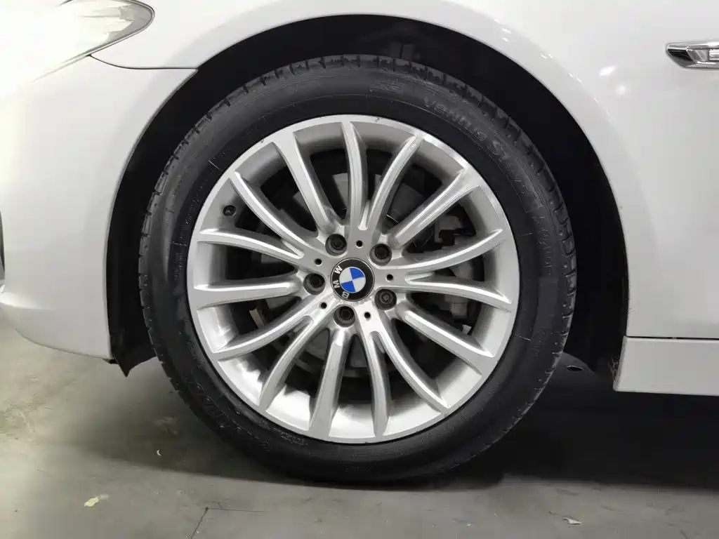 BMW 5 Series — миниатюра 17