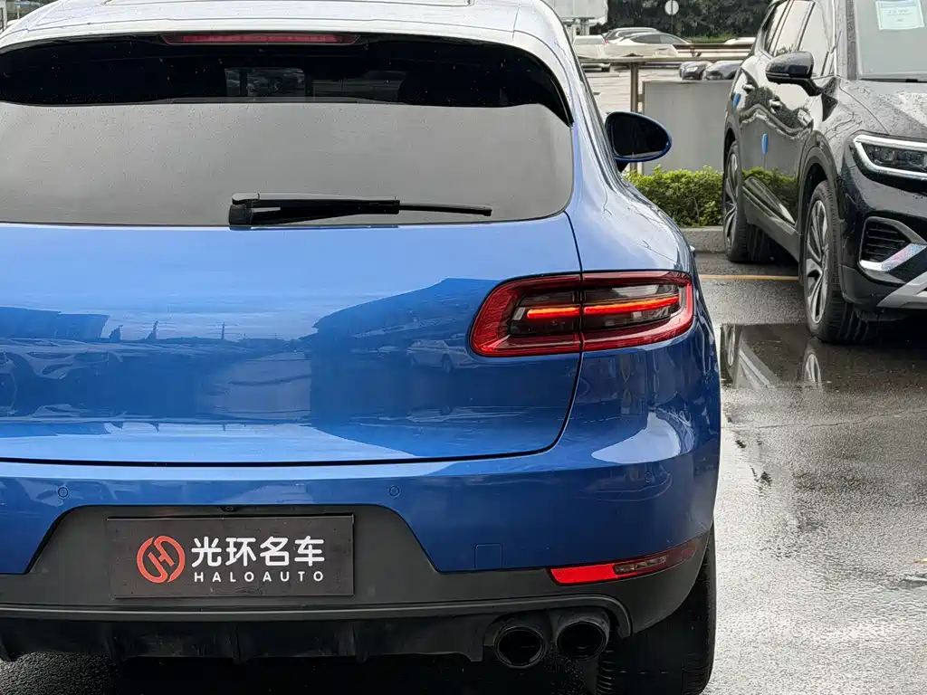 PORSCHE MACAN
