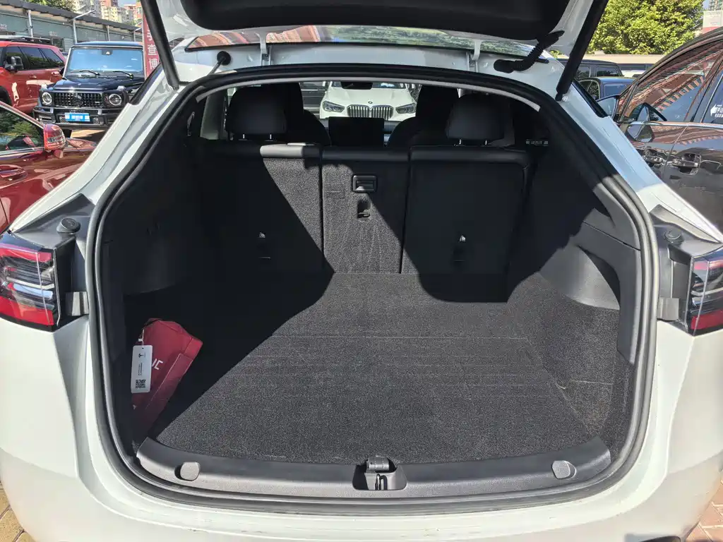 Tesla Model Y — миниатюра 8