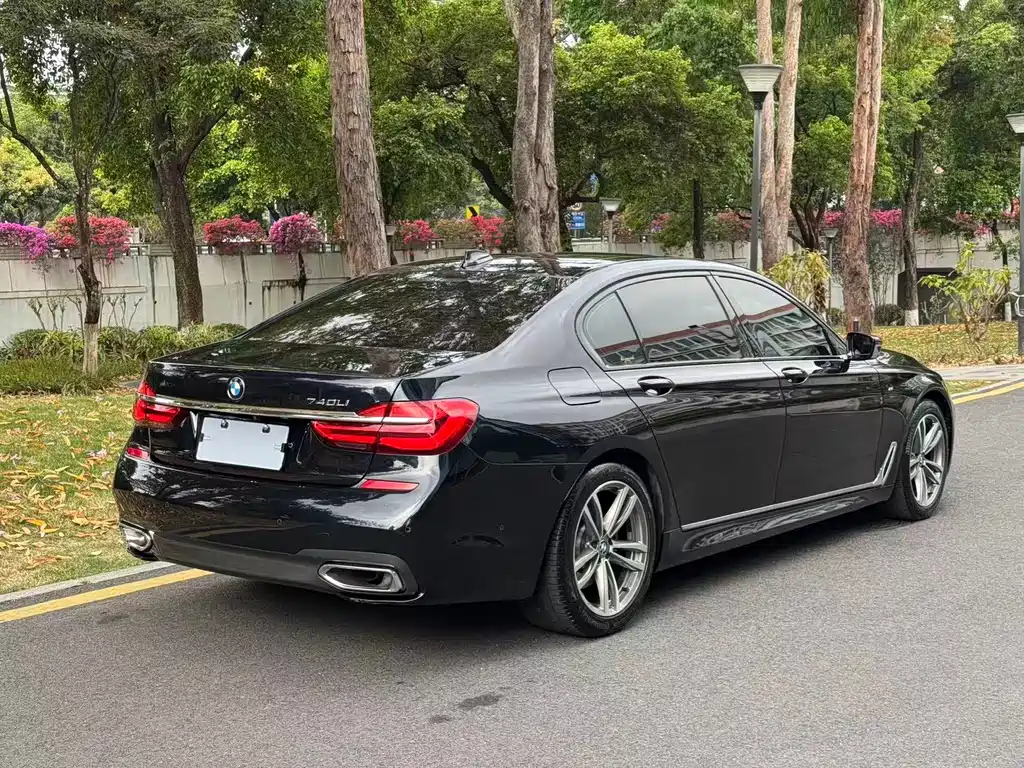 BMW 7 Series — миниатюра 15