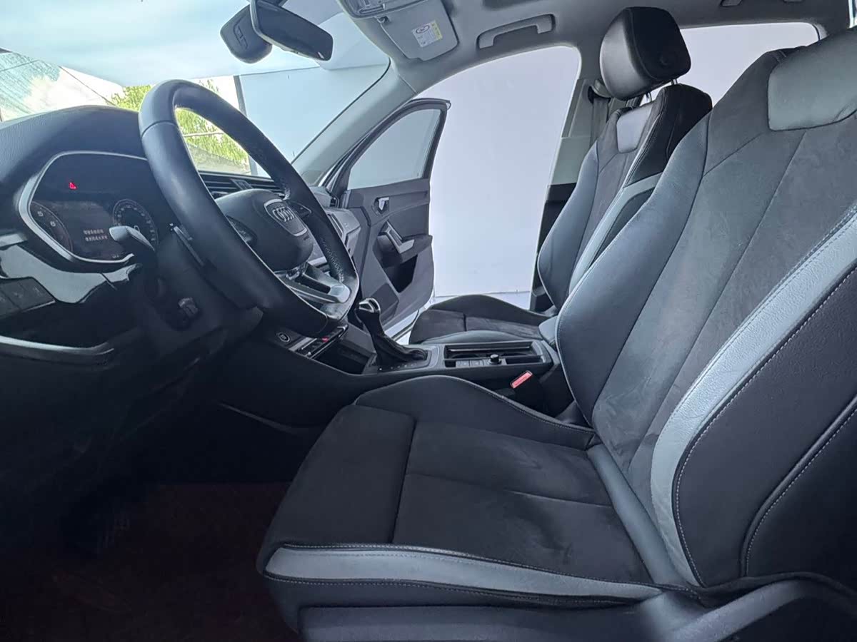 Audi Q3 1.4 л 2022 г. Белый, пробег 18000 км