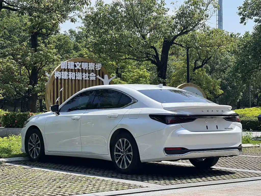 Lexus ES — миниатюра 22