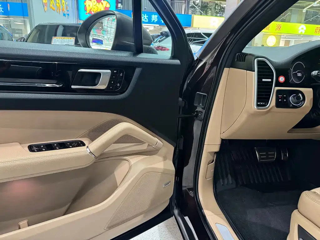 Porsche Cayenne — миниатюра 9