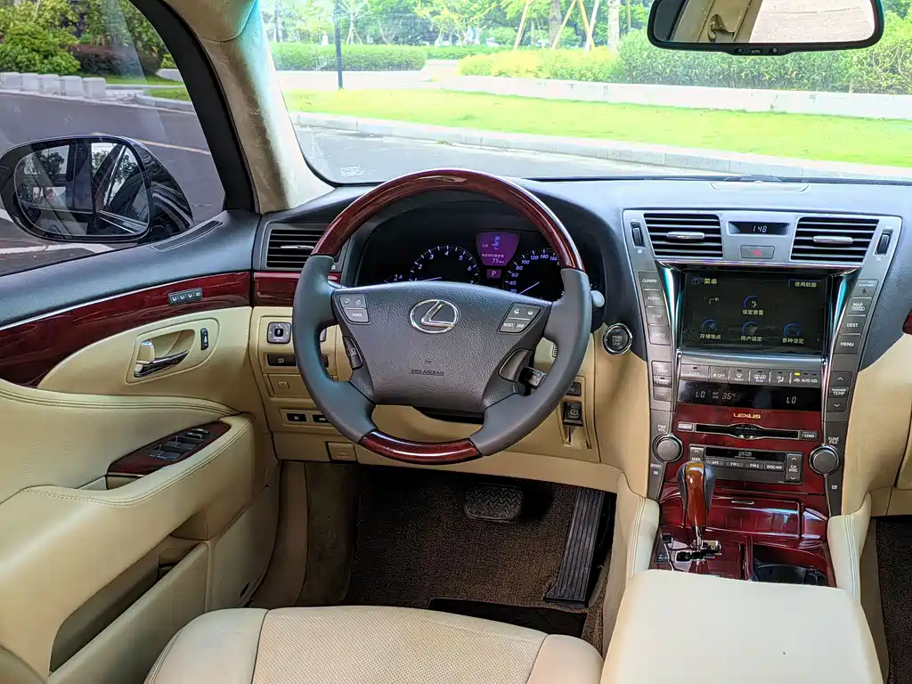 Lexus LS — миниатюра 5