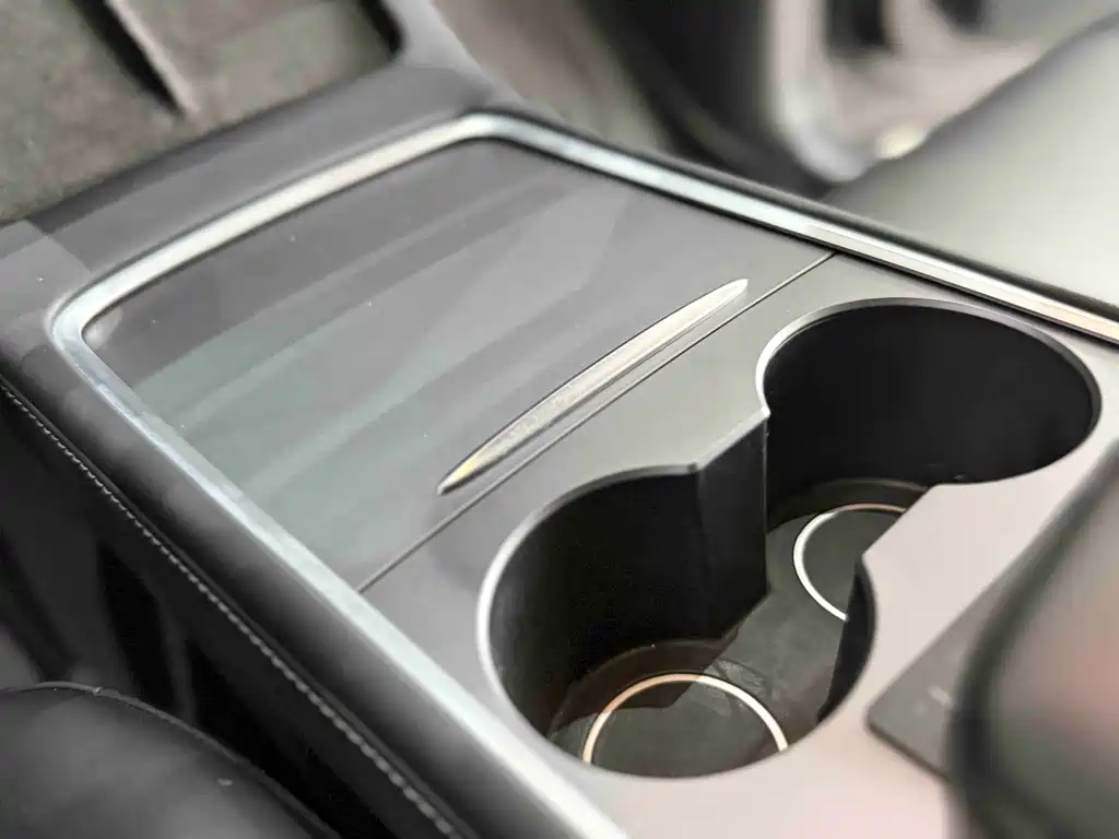 Tesla Model Y — миниатюра 15