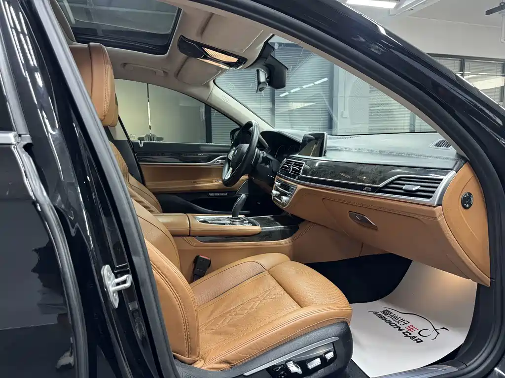 BMW 7 Series — миниатюра 11