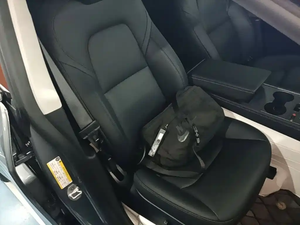 Tesla Model Y — миниатюра 25