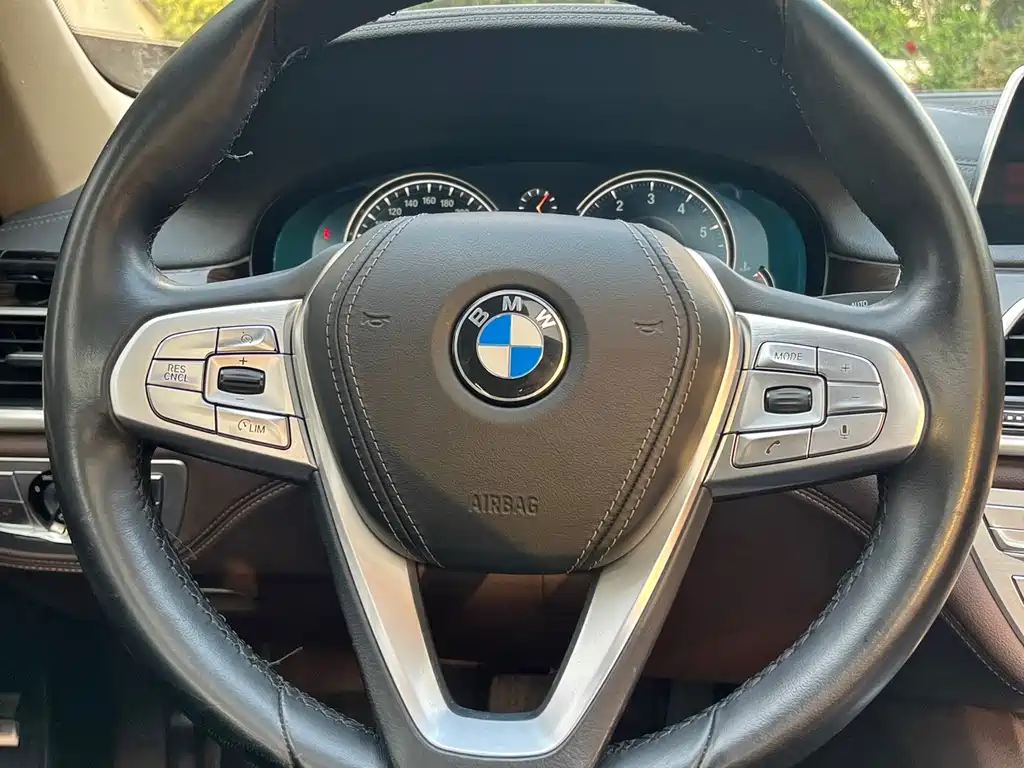 BMW 7 Series — миниатюра 11