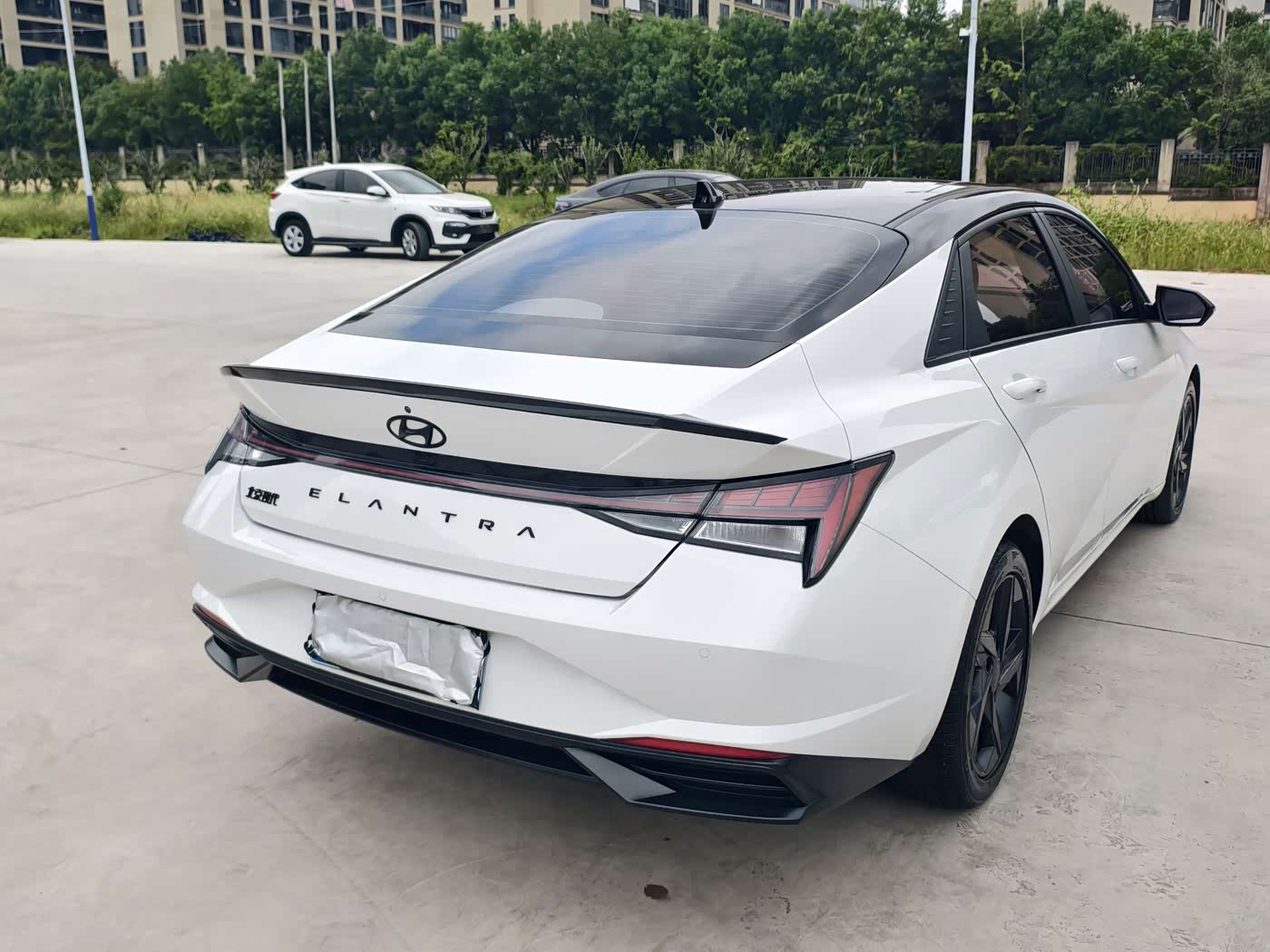 Hyundai Elantra 1.5 л 2023 г. Белый, пробег 35000 км