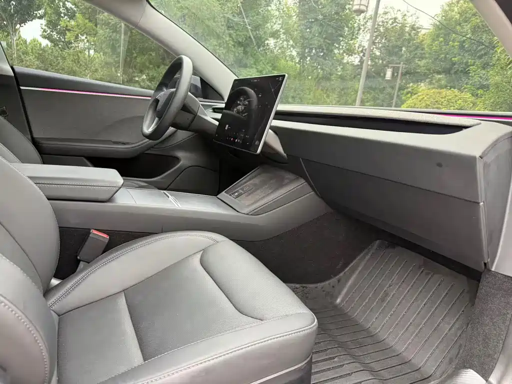 Tesla Model 3 — миниатюра 10