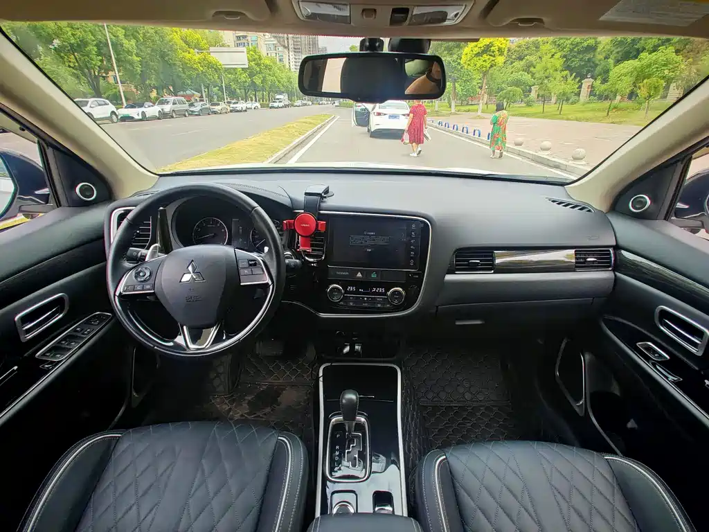 Mitsubishi Outlander — миниатюра 12