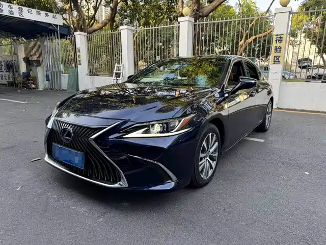 LEXUS ES 2020