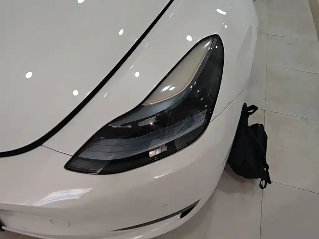 Tesla Model Y — миниатюра 24