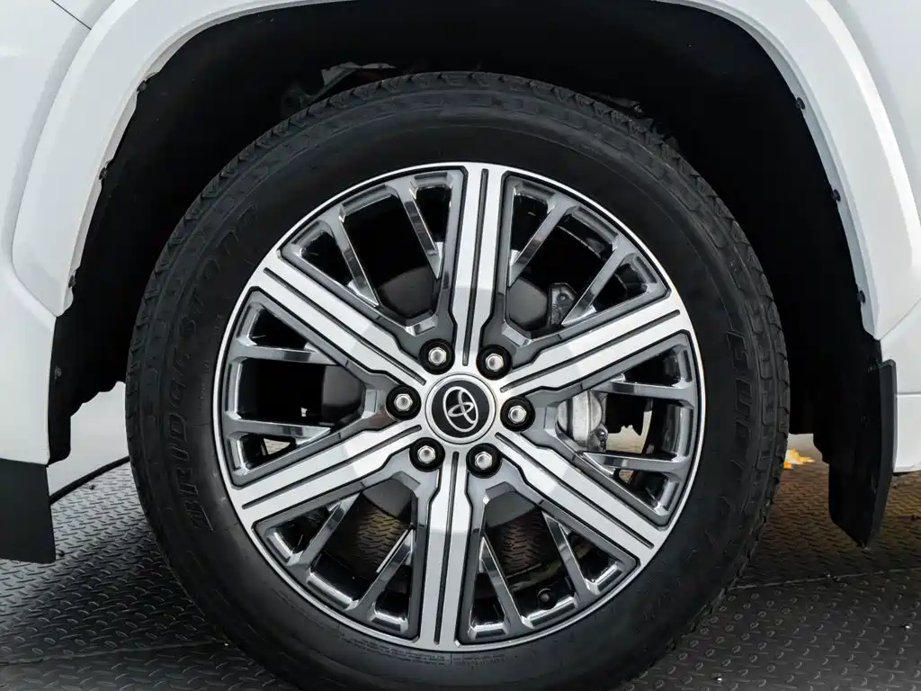 Toyota Sequoia — миниатюра 12
