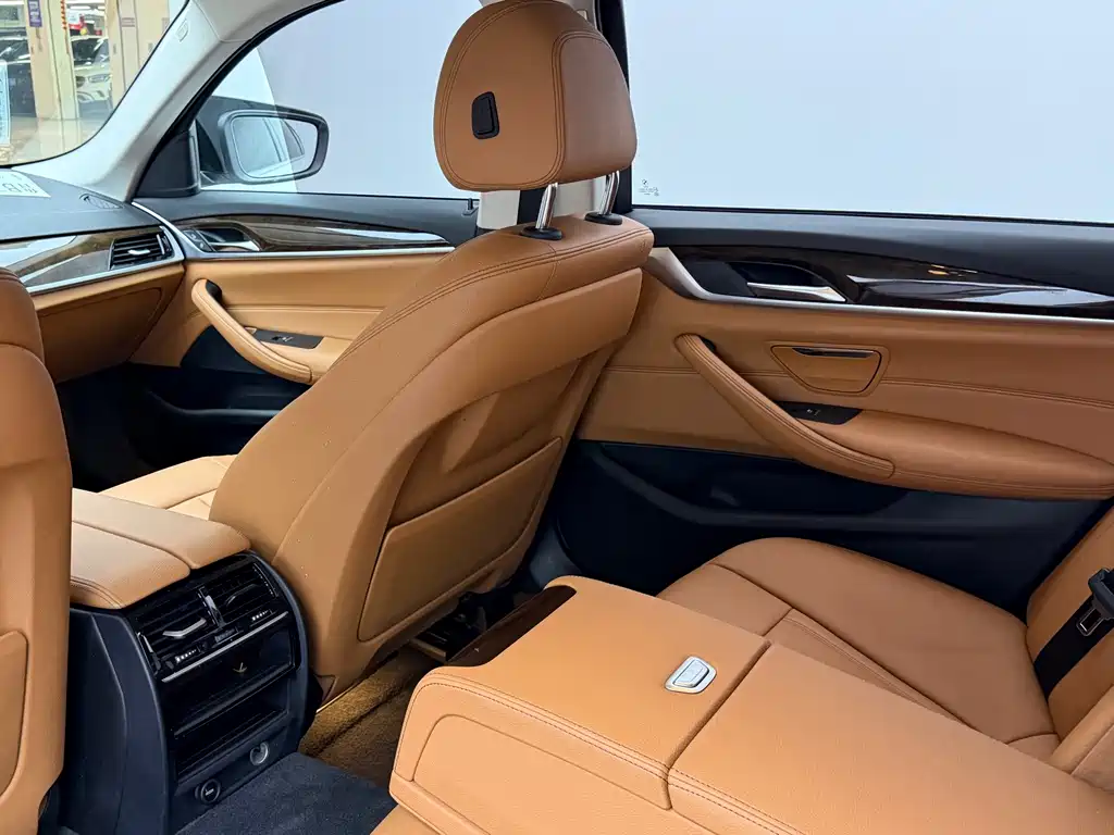 BMW 5 Series — миниатюра 7