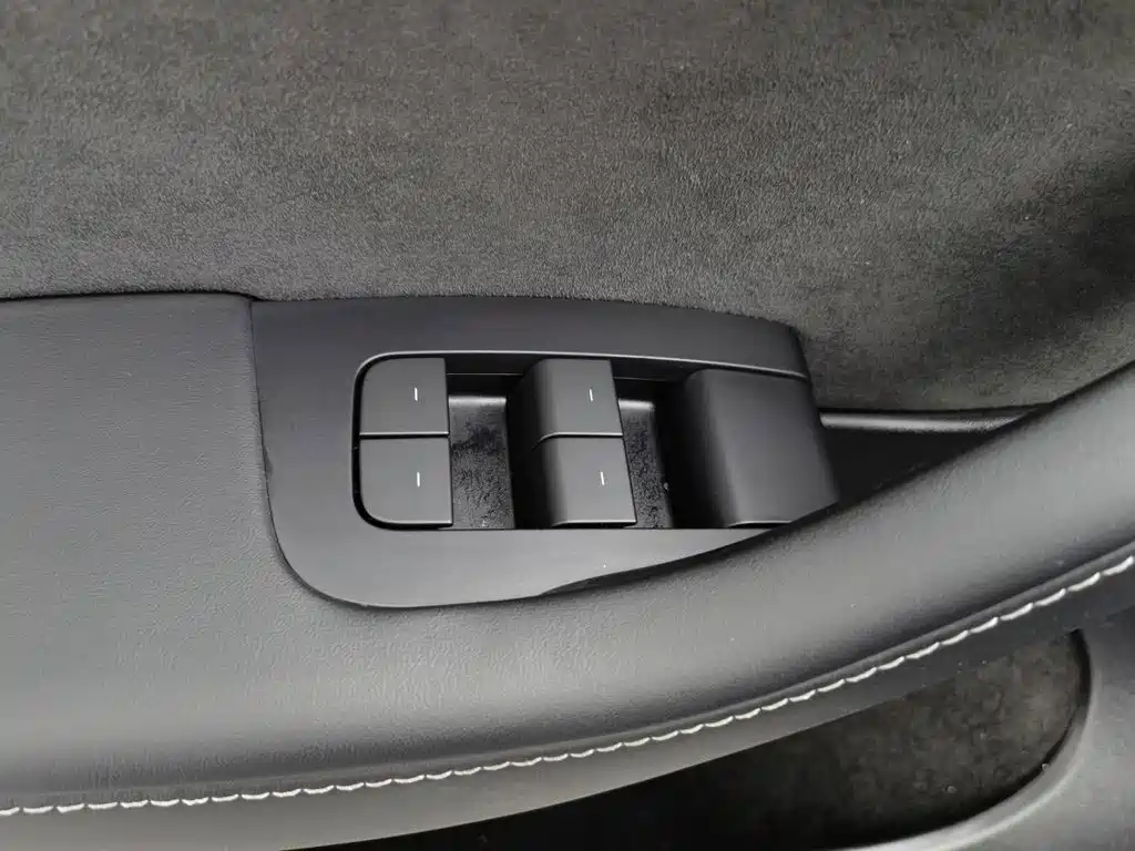 Tesla Model Y — миниатюра 9