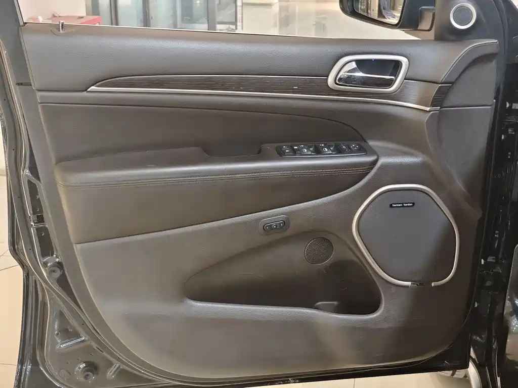 Jeep Grand Cherokee (Import) — миниатюра 4