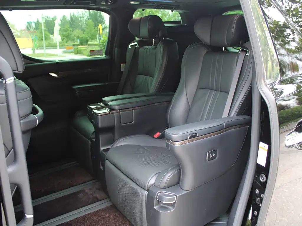 Toyota Alphard — миниатюра 9