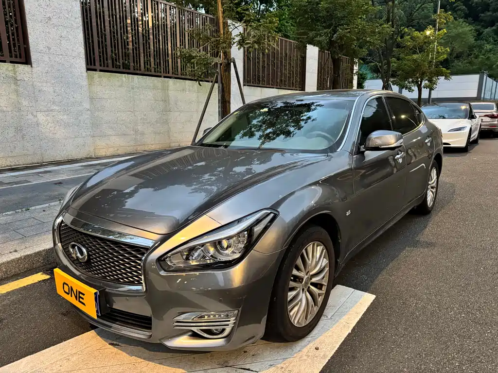 Infiniti Q70