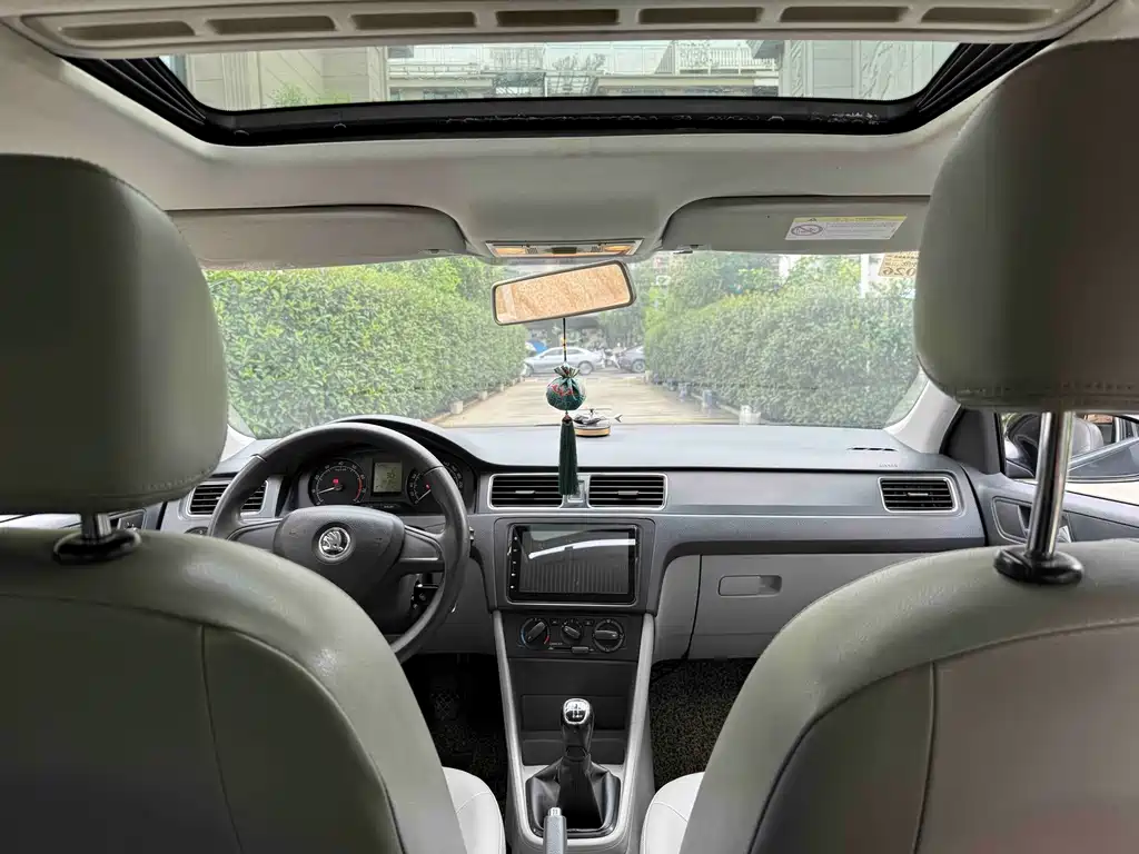 Skoda Rapid 1.6L Manual Innovation Edition, фото 5